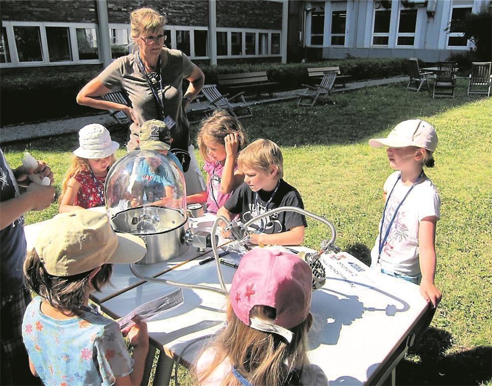 Versuch zum Thema Vakuum/Schwerelosigkeit bei Tesat-Spacecom: Das können bald auch die Kinderforscher erleben. Fotos: Tesat (2), A. Becher(1)