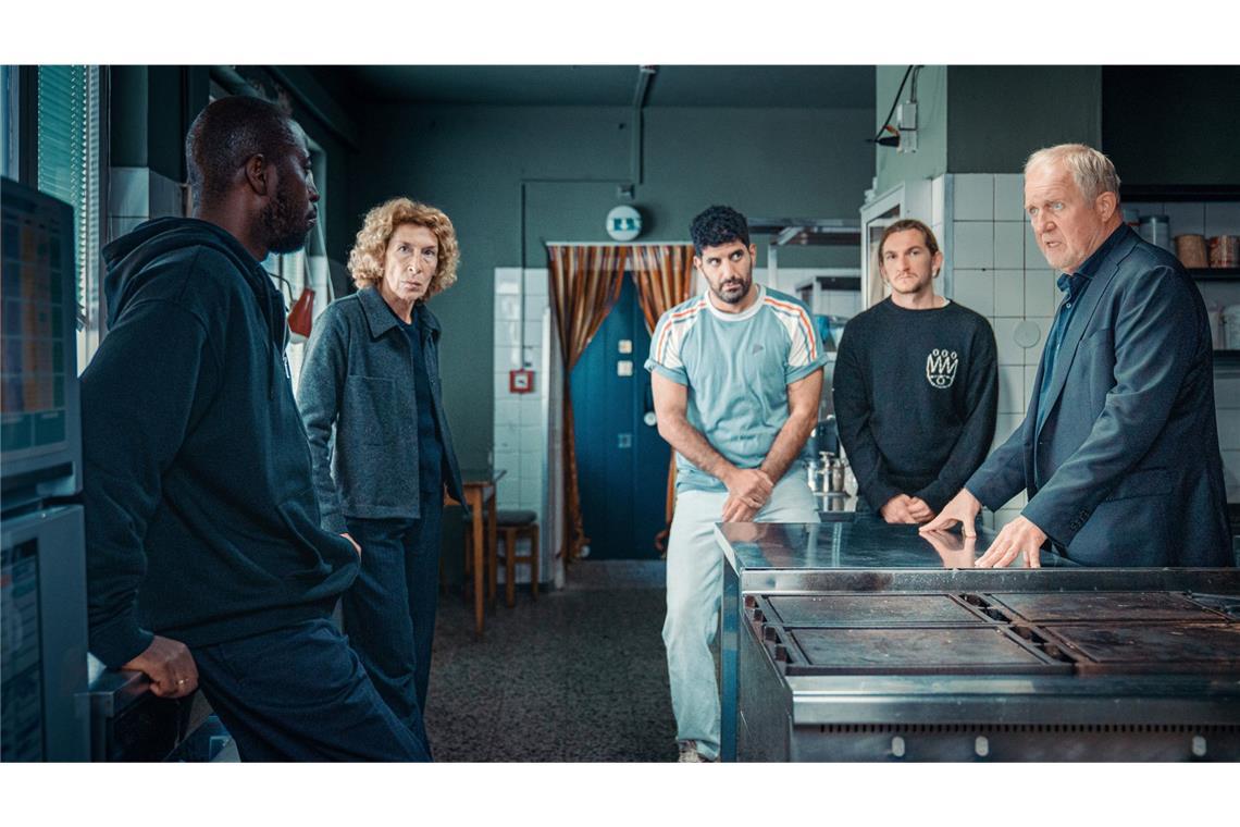 Versuchen die Lage zu überblicken:  Adele Neuhauser (Bibi Fellner) und  Harald Krassnitzer (Moritz Eisner, re.) befragen Ayo Aloba (Rolle: Femi Olaifa) Emre Cakir (Rolle: Araz Barzani) und  Augustin Groz (Rolle: Simon Rechnik).