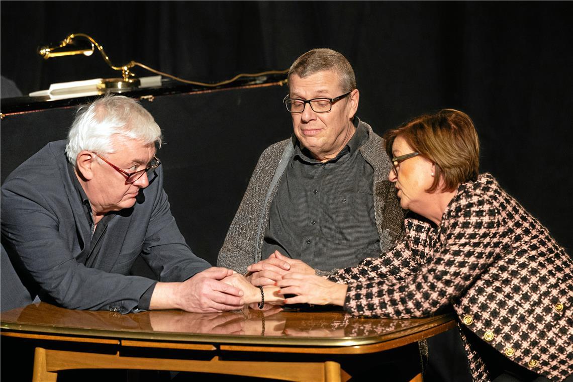 Neues Stück im Bandhaus-Theater zeigt Szenen vieler Ehen Versuchen, sich beim Paartherapeuten (Friedrich Kirchhof, Mitte) wieder näherzukommen: Ralf Kleinpeter und Gaby Miletic als Michael und Julika. Fotos: Alexander Becher