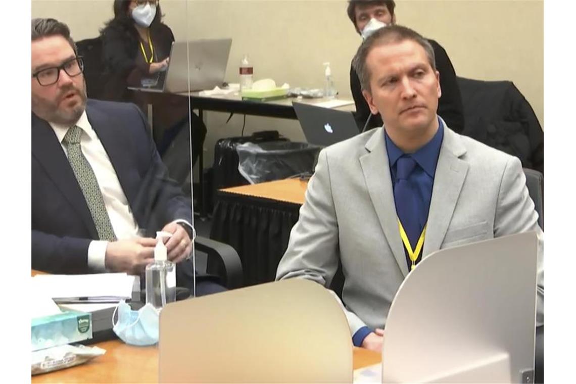 Tötung George Floyds: Verteidigung fordert Bewährungsstrafe Verteidiger Eric Nelson fordert für seinen Mandanten Derek Chauvin (r) eine Bewährungsstrafe. Foto: Uncredited/Court TV Pool/AP/dpa