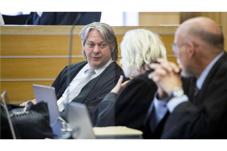 Verteidiger Marc Langrock (l) und weitere Anwälte der vier Angeklagten im Dieselprozess sitzen vor Prozessbeginn in einem Gerichtssaal im Landgericht Braunschweig.