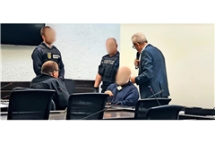 Verteidiger Michael Lepp im Gespräch mit seinem Mandanten und einem Dolmetscher (von links)