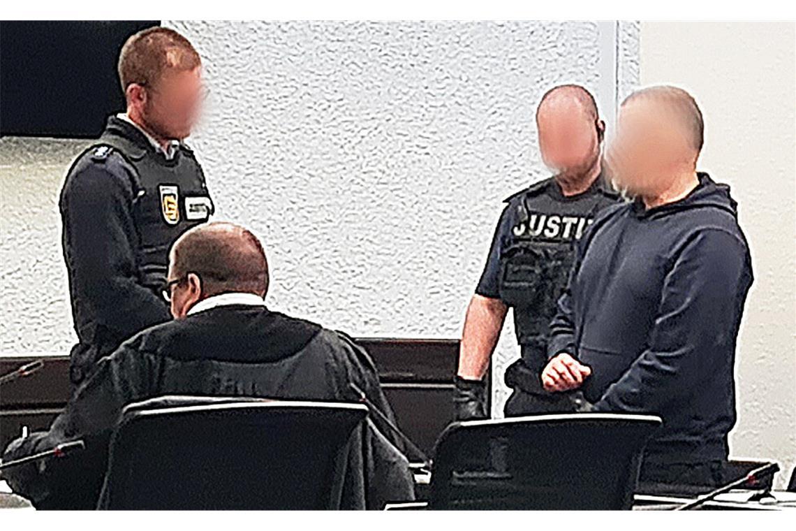 Verteidiger fordert Freispruch für Gastwirt Verteidiger Michael Lepp (links) und der Angeklagte beim Prozessauftakt