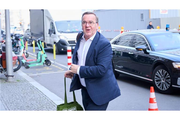 Verteidigungsminister Boris Pistorius (SPD) kommt zur Fortsetzung der Koalitionsverhandlungen mit der Union in die bayerische Landesvertretung.