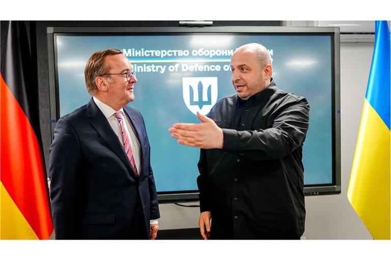 Verteidigungsminister Boris Pistorius (SPD, l) beim Empfang mit dem  Verteidigungsminister der Ukraine Rustem Umjerow in Kiew.