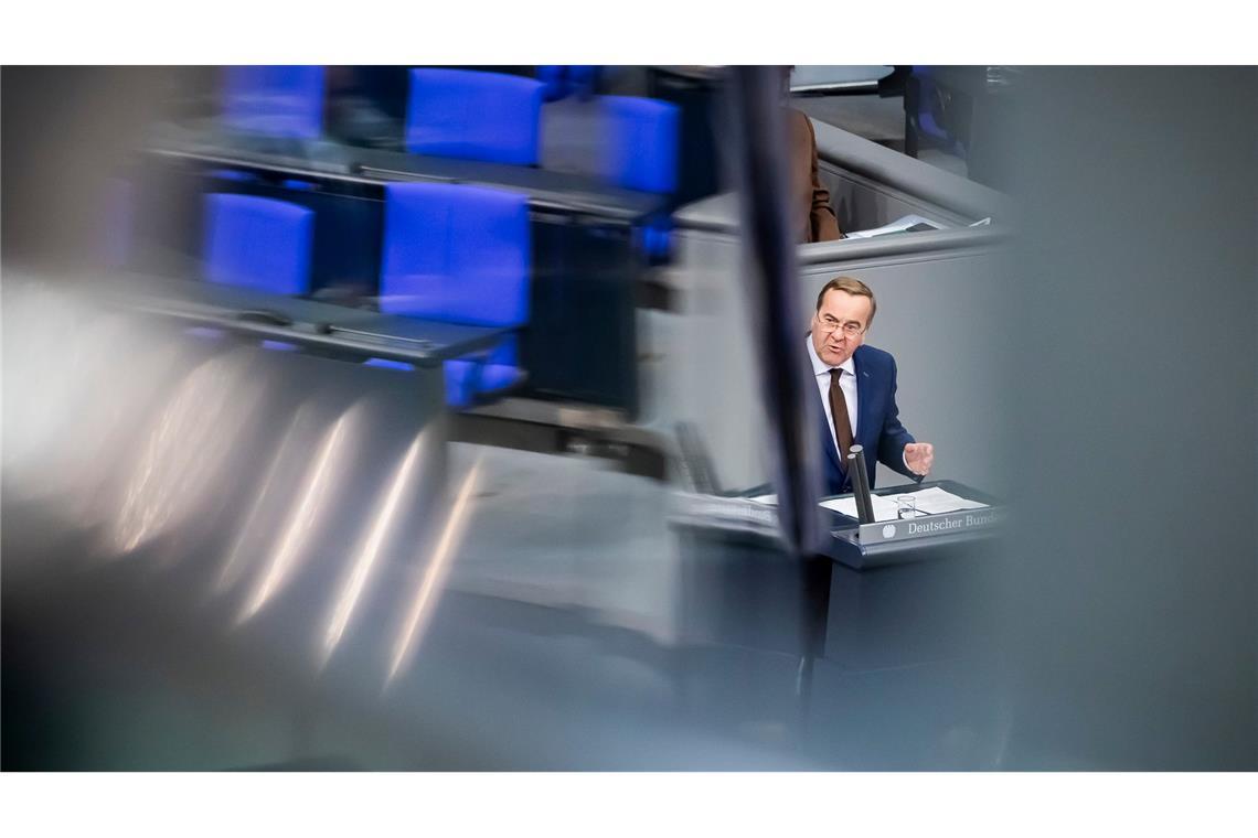 Verteidigungsminister Pistorius spricht im Bundestag bei der Debatte zum Wehrdienst-Modernisierungsgesetz.