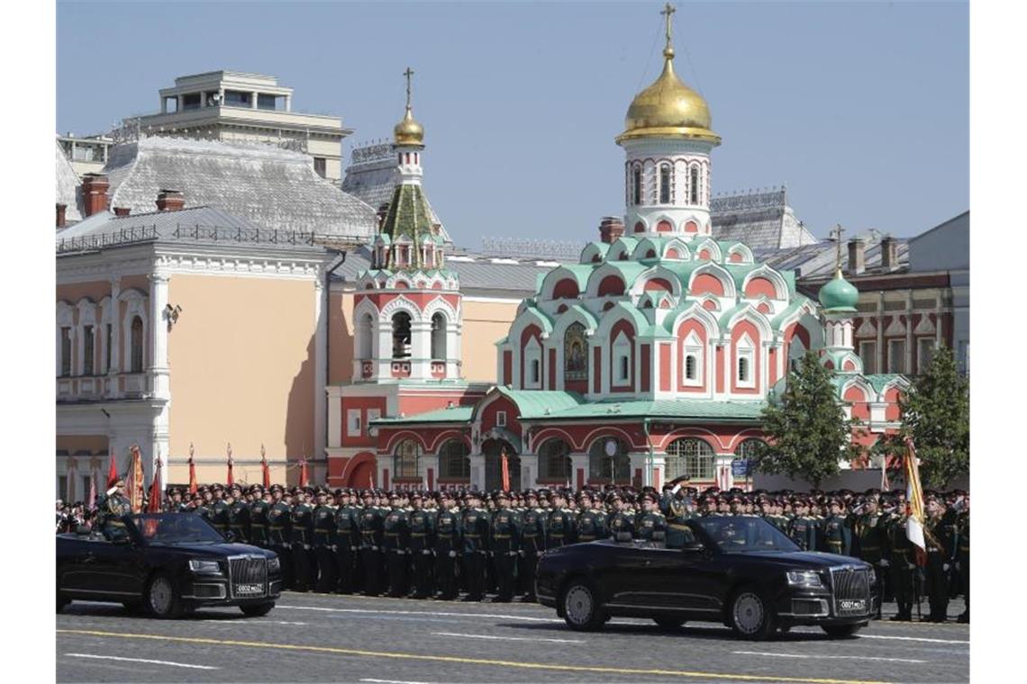Putin würdigt Verdienste der Sowjets bei Befreiung Europas Verteidigungsminister Sergej Schoigu salutiert seinen Soldaten, während er über den Roten Platz gefahren wird. Foto: Pavel Golovkin/Pool AP/dpa