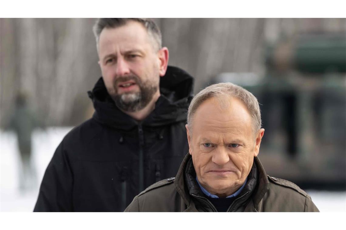 Verteidigungsminister Wladyslaw Kosiniak-Kamysz (hinten) und Regierungschef Donald Tusk bei einem Termin in Warschau.