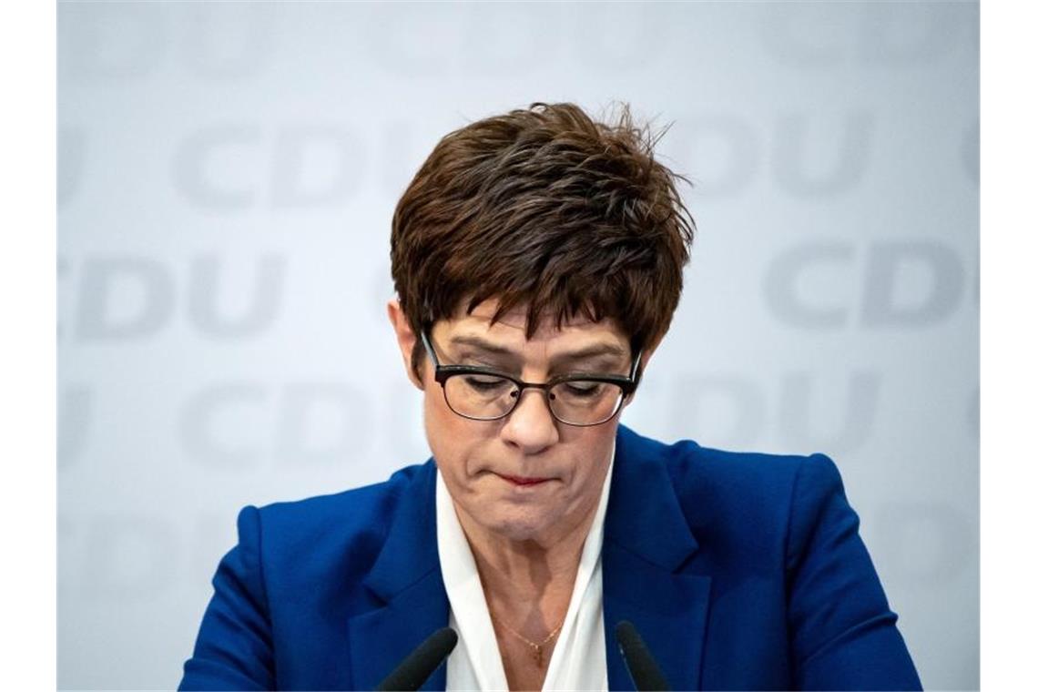 Verteidigungsministerin Annegret Kramp-Karrenbauer bezeichnet die Argumente der SPD, es sei zu wenig über die Bewaffnung der Bundeswehr-Drohnen diskutiert worden, als „absurd“. Foto: Bernd von Jutrczenka/dpa