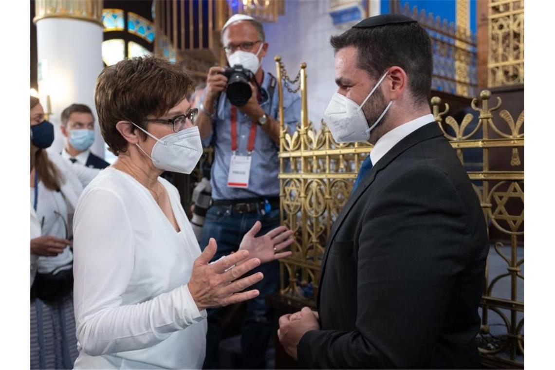 Erster Militärrabbiner der Bundeswehr ins Amt eingeführt Verteidigungsministerin Annegret Kramp-Karrenbauer unterhält sich in der Leipziger Synagoge mit dem neuen Militärrabbiner Zsolt Balla. Foto: Hendrik Schmidt/dpa-Zentralbild/dpa