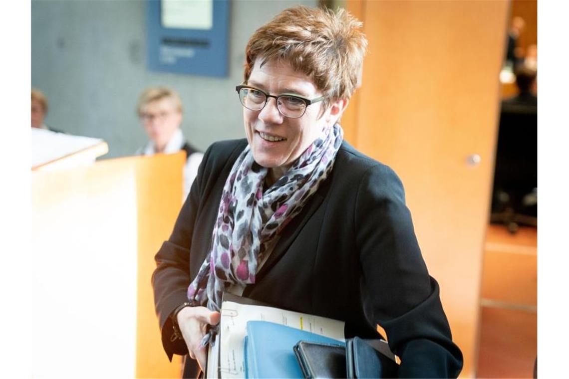 Verteidigungsministerin Annegret Kramp-Karrenbauer verteidigt weiterhin ihren Vorschlag für eine Sicherheitszone in Nordsyrien gegen Kritik. Foto: Kay Nietfeld/dpa