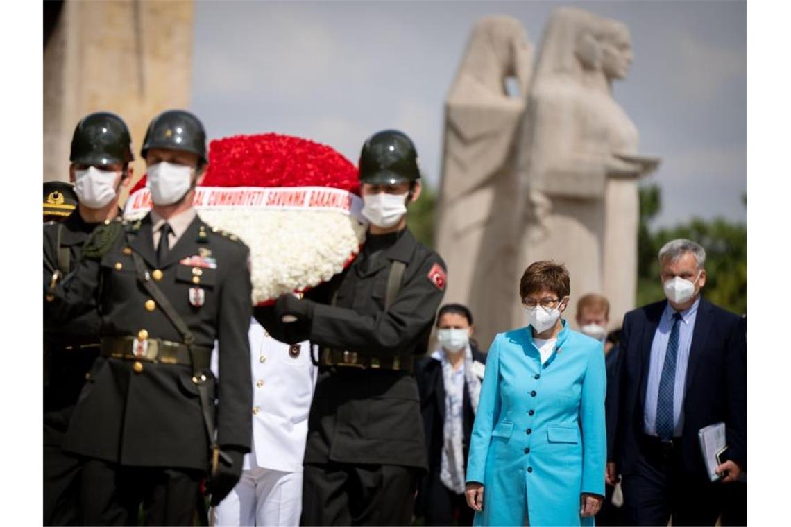 Kramp-Karrenbauer in Ankara: Türkei ist wichtiger Partner Verteidigungsministerin Annegret Kramp-Karrenbauer bei der Kranzniederlegung am Atatürk-Mausoleum in Ankara. Foto: Kay Nietfeld/dpa