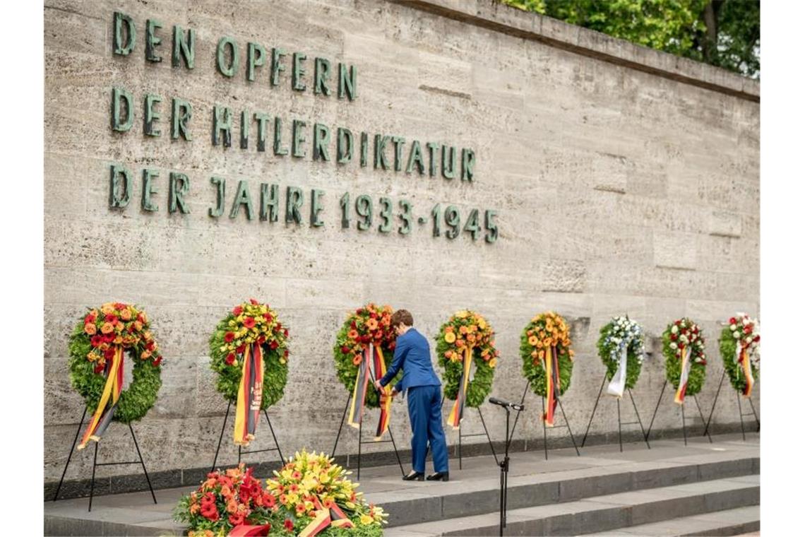 Verteidigungsministerin Annegret Kramp-Karrenbauer beim Gedenken an die Ermordeten des Widerstands gegen die nationalsozialistische Gewaltherrschaft in der Gedenkstätte Plötzensee. Foto: Michael Kappeler/dpa