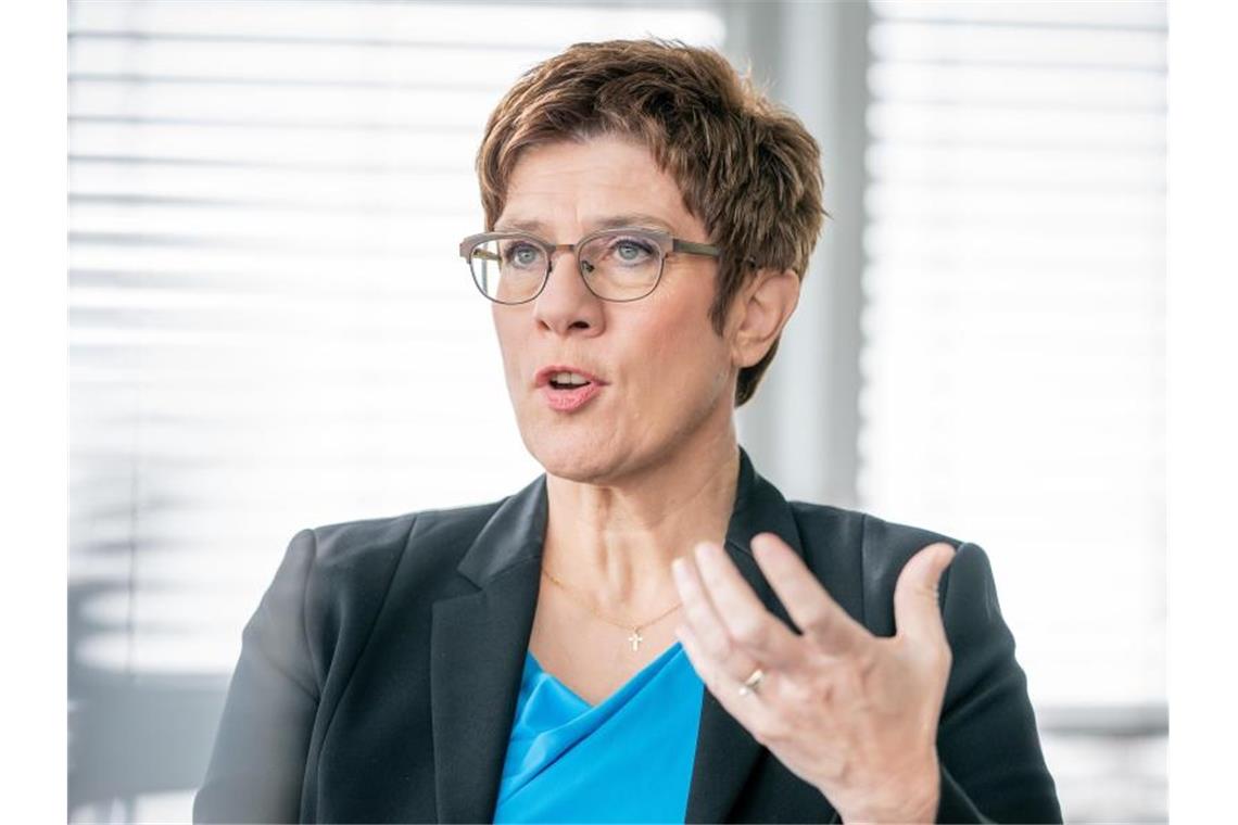 Kramp-Karrenbauer sieht KSK „auf dem richtigen Weg“ Verteidigungsministerin Annegret Kramp-Karrenbauer (CDU) spricht. Foto: Michael Kappeler/dpa/Archivbild