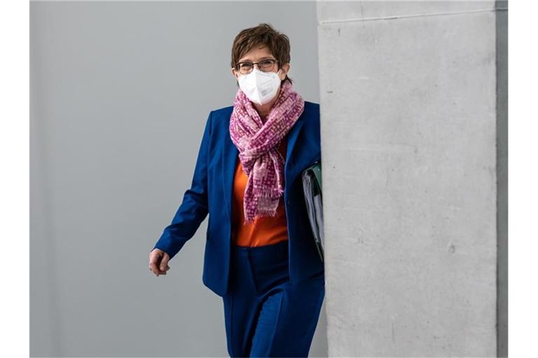 Verteidigungsministerin Annegret Kramp-Karrenbauer (CDU) kommt zur Sondersitzung des Verteidigungsausschusses zur Reform des Kommandos Spezialkräfte (KSK) der Bundeswehr. Foto: Bernd von Jutrczenka/dpa