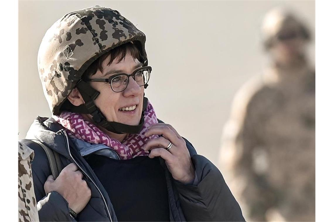 Verteidigungsministerin Annegret Kramp-Karrenbauer (CDU) kommt auf dem Rollfeld im Camp Pamir in Kundus an. Foto: Britta Pedersen/dpa-Zentralbild/dpa
