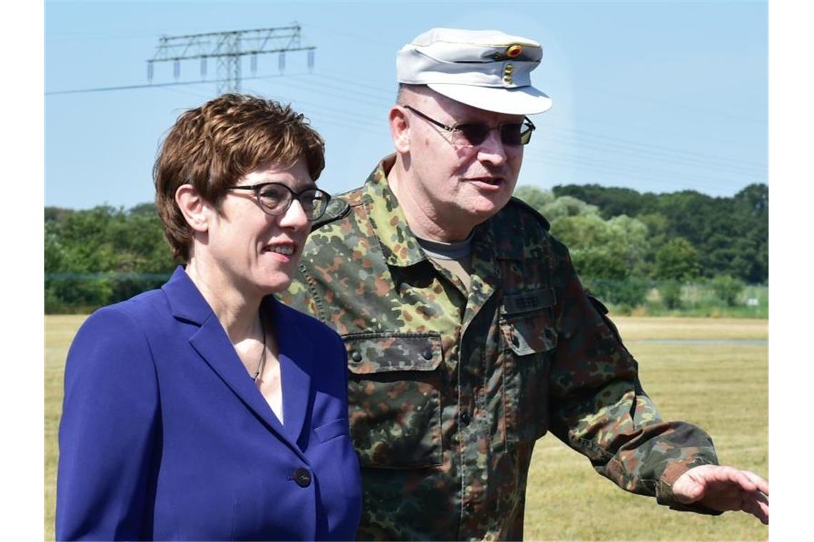 Verteidigungsministerin Annegret Kramp-Karrenbauer (CDU) spricht beim Besuch des Einsatzführungskommandos mit Generalleutnant Erich Pfeffer. Foto: Bernd Settnik
