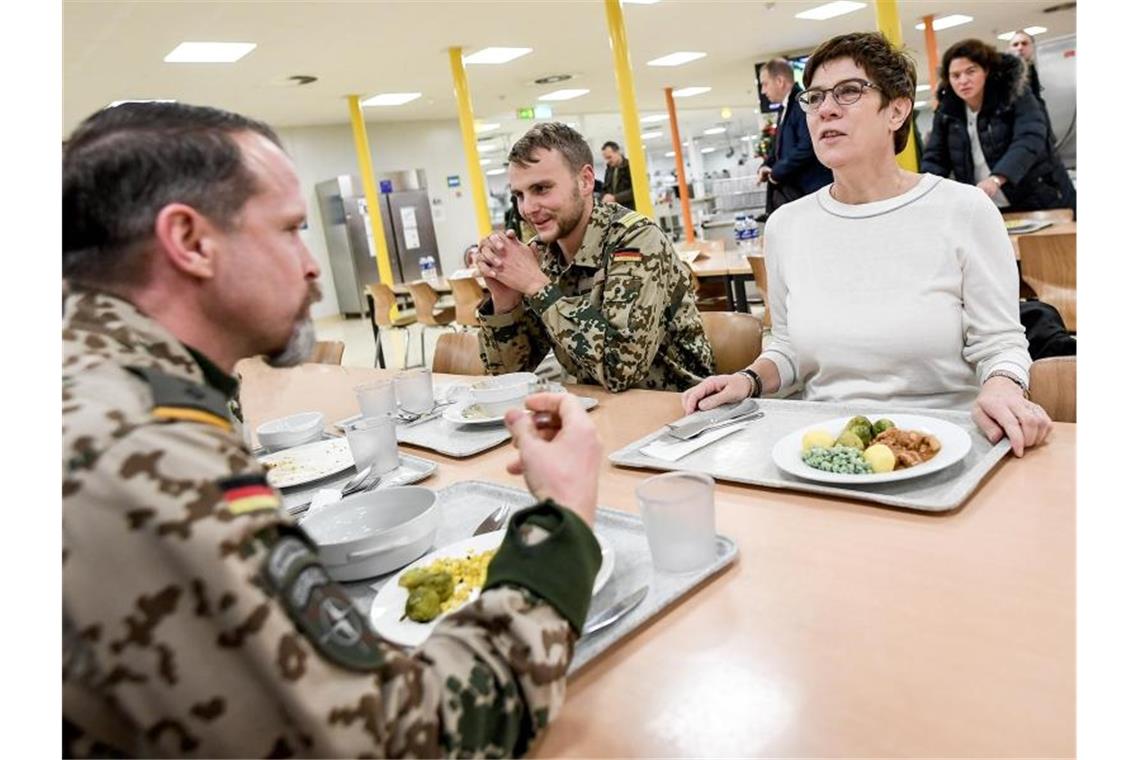 Verteidigungsministerin Annegret Kramp-Karrenbauer isst bei ihrem ersten Besuch in Afghanistan mit Bundeswehrsoldaten zu Abend. Foto: Britta Pedersen/dpa-Zentralbild/dpa