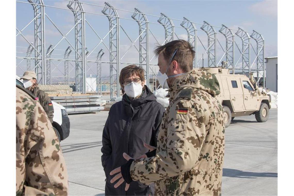 Kramp-Karrenbauer besorgt wegen Bundeswehr in Afghanistan Verteidigungsministerin Annegret Kramp-Karrenbauer sieht die in Afghanistan stationierten Soldaten in größerer Gefahr. Foto: Sabine Oelbeck/Bundeswehr/dpa