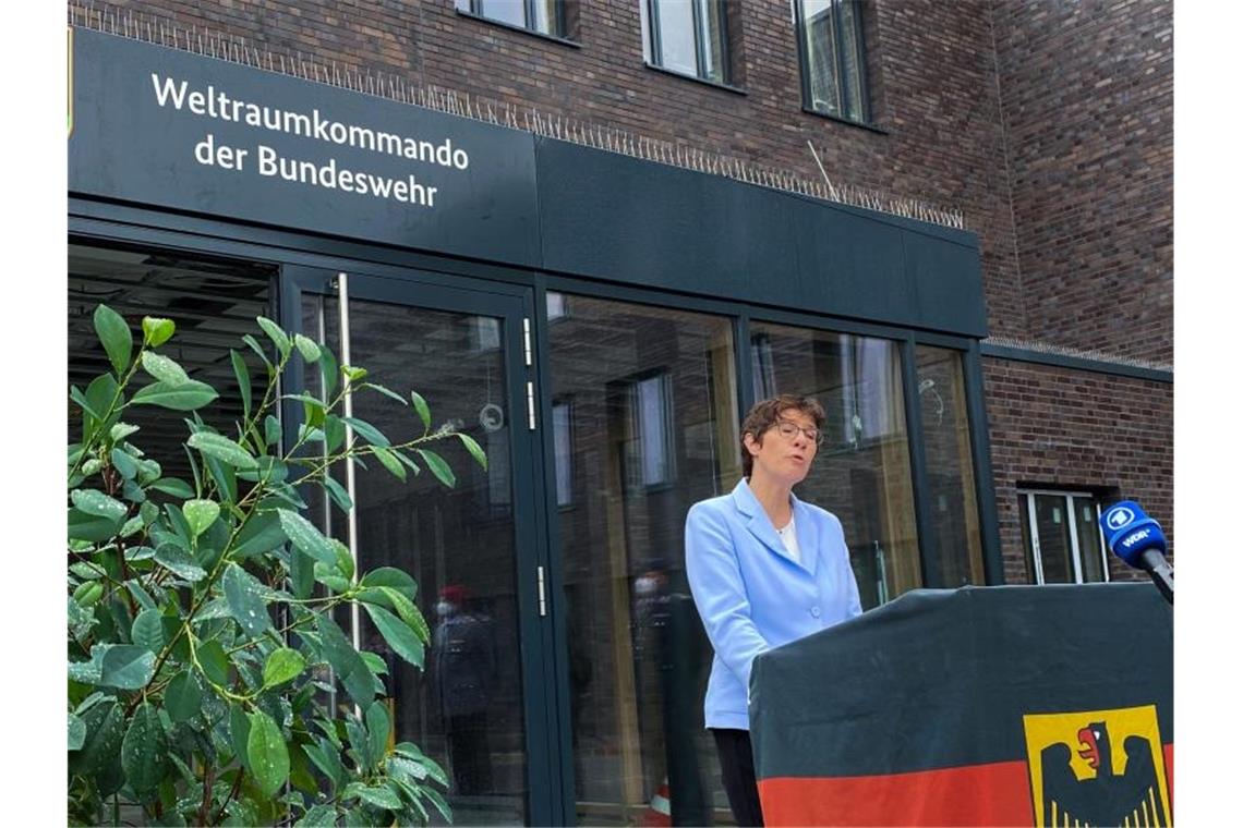 Verteidigungsministerin Annegret Kramp-Karrenbauer stellt das Weltraumkommando der Bundeswehr in Dienst. Foto: Carsten Hoffmann/dpa