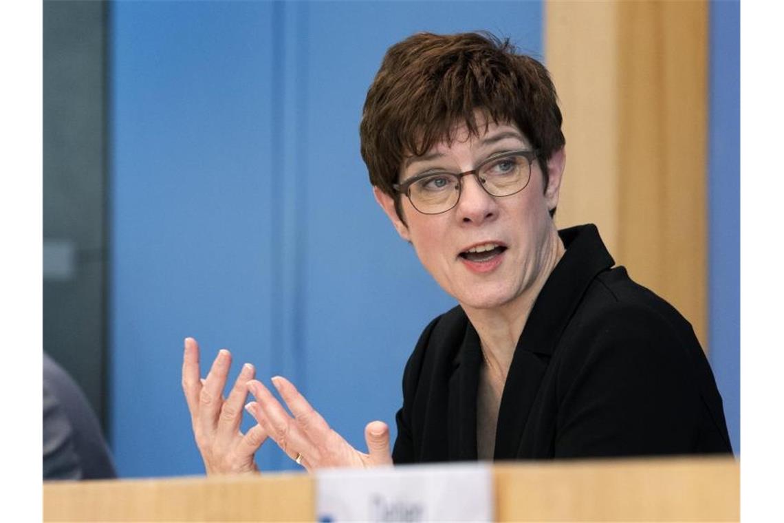 Verteidigungsministerin Annegret Kramp-Karrenbauer stellt die Bundeswehr auf einen langen Kriseneinsatz zur Bekämpfung des Coronavirus ein. Foto: Michael Sohn/AP pool/dpa
