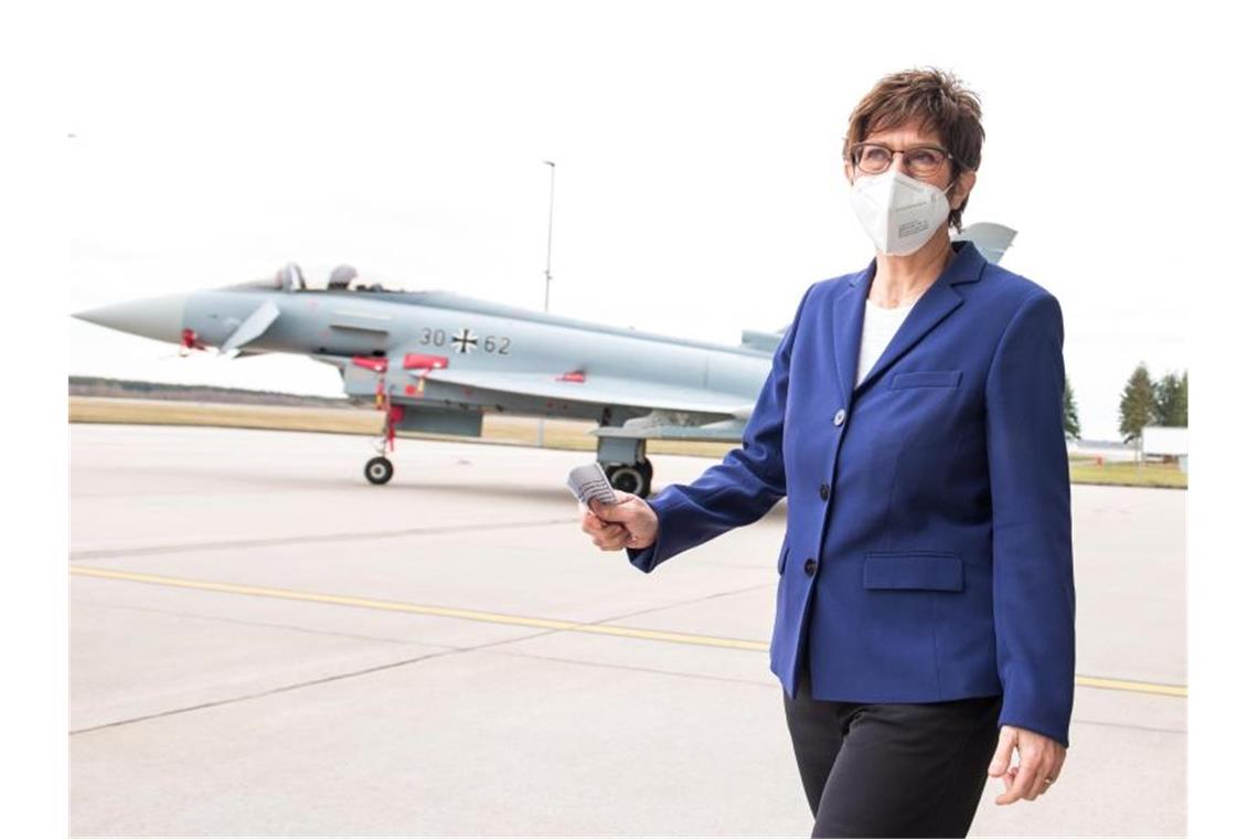 Verteidigungsministerin Annegret Kramp-Karrenbauer vor einem Eurofighter, der vom Luftkampfsystem FCAS abgelöst werden soll. Foto: Daniel Bockwoldt/dpa