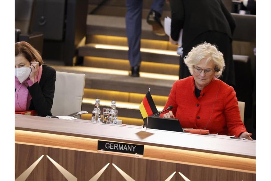 Lambrecht warnt vor Naivität im Umgang mit Russland Verteidigungsministerin Christine Lambrecht (SPD) bei einer Sitzung der Nato-Verteidigungsminsiter in Brüssel. Foto: Olivier Matthys/AP/dpa