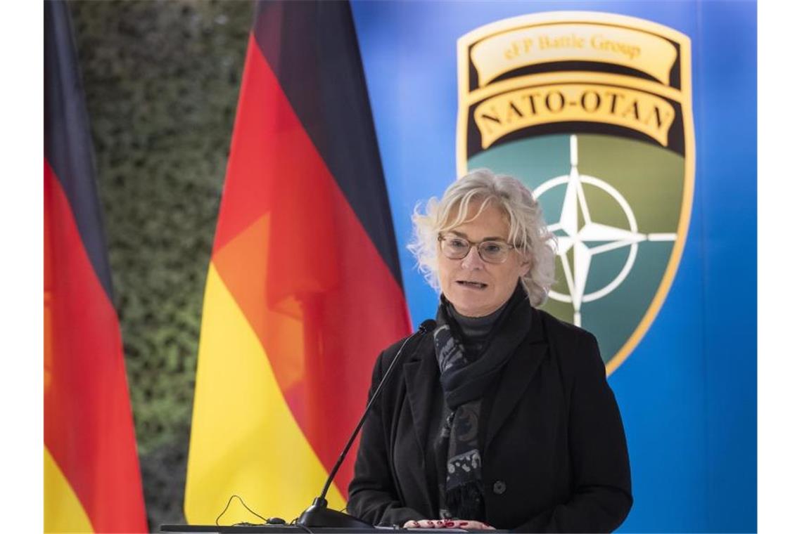 Verteidigungsministerin Christine Lambrecht (SPD) will laut einem Medienbericht der Nato weitere Unterstützung anbieten. Foto: Mindaugas Kulbis/AP/dpa