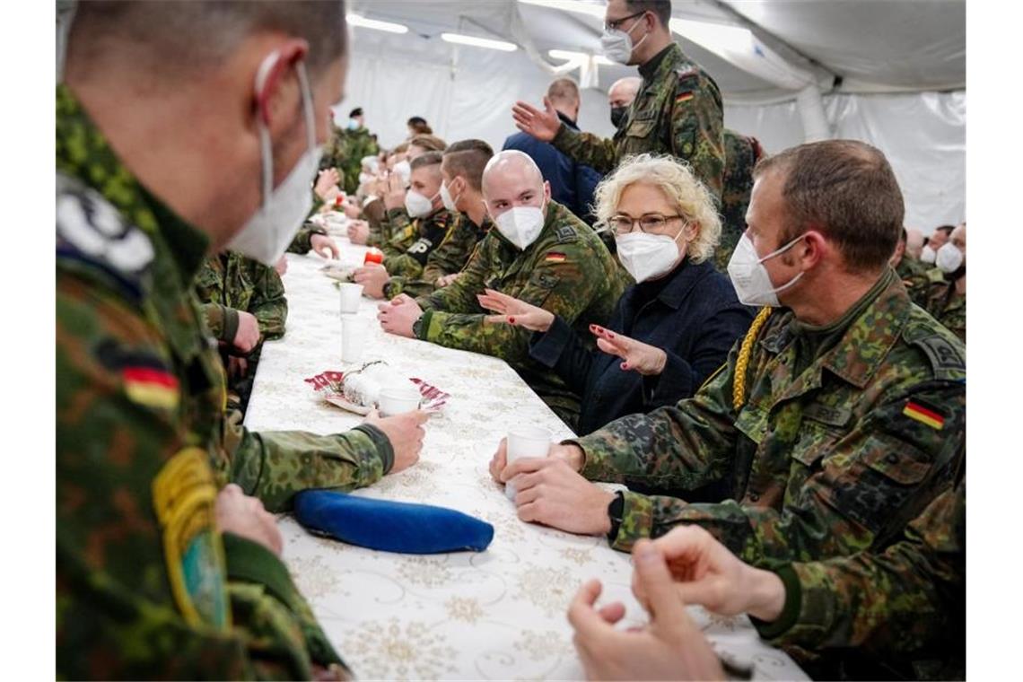 Nato-Einsatz in Litauen: Bundeswehr plant Kaserne Verteidigungsministerin Christine Lambrecht spricht mit deutschen Soldaten des Nato-Kampfverbandes in Litauen. Foto: Kay Nietfeld/dpa