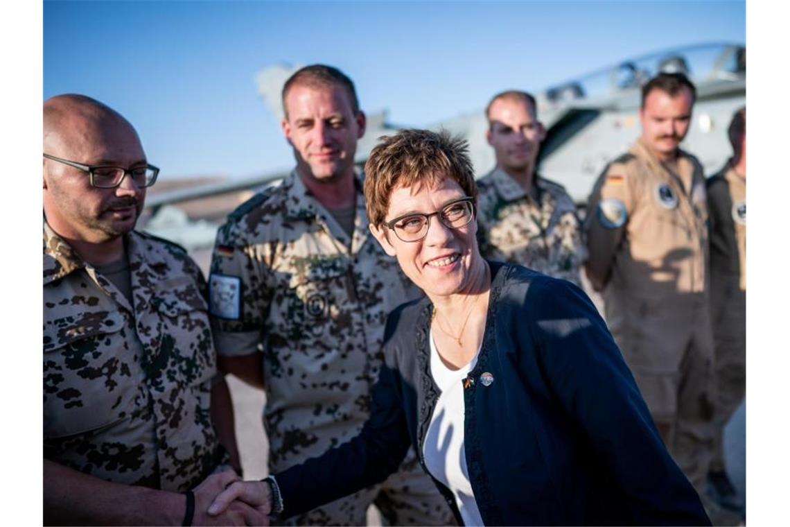Verteidigungsministerin Kramp-Karrenbauer mit Bundeswehrsoldaten im jordanischen Al-Asrak. Foto: Michael Kappeler