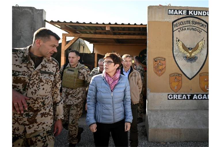 Verteidigungsministerin Kramp-Karrenbauer wird im Camp Pamir in Kundus empfangen. Foto: Britta Pedersen/dpa-Zentralbild/dpa