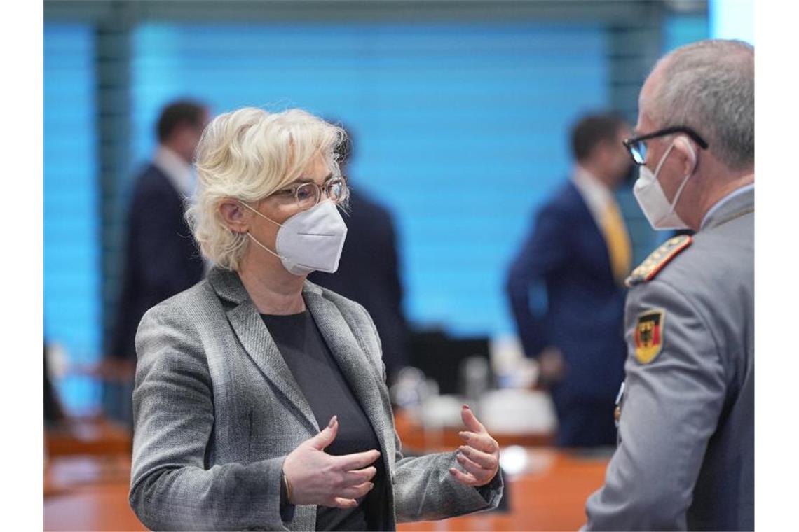 Kabinett bringt Sondervermögen für Bundeswehr auf den Weg Verteidigungsministerin Lambrecht will die Bundeswehr zu einer hochmodernen Armee ausbauen. Foto: Michael Kappeler/dpa-Pool/dpa