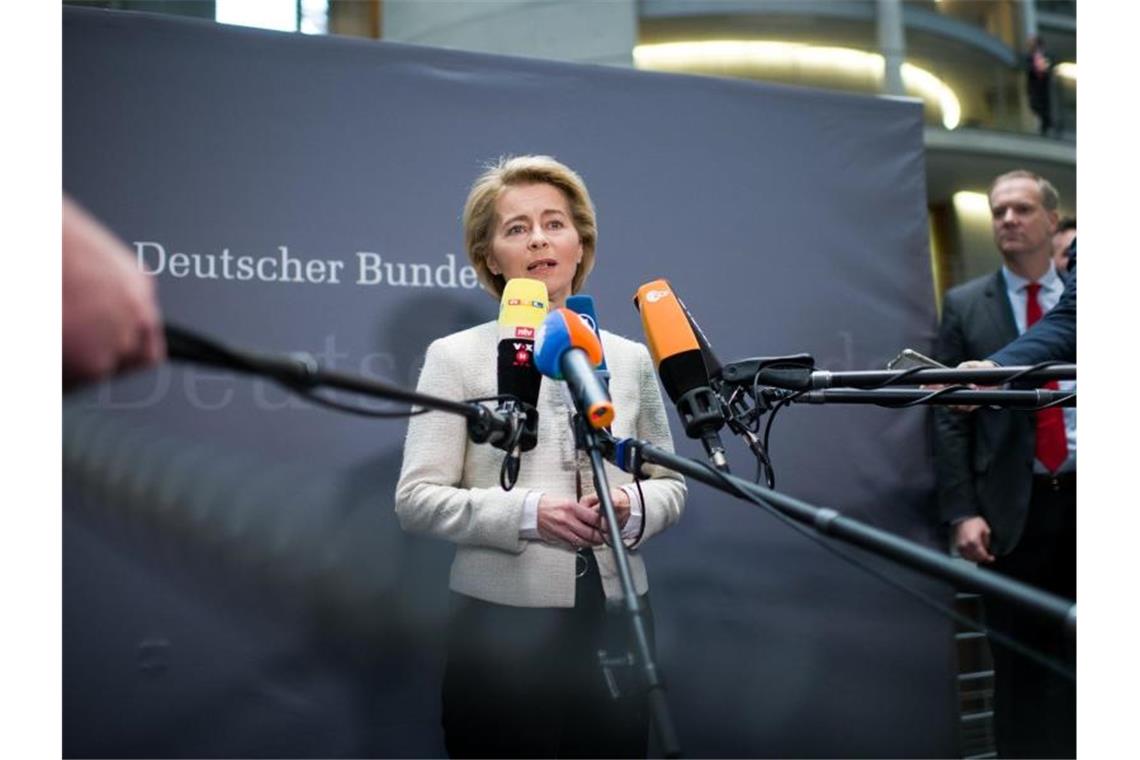 Verteidigungsministerin Ursula von der Leyen äußert sich bei der Ankunft zur Sitzung des Verteidigungsausschusses. Foto: Bernd von Jutrczenka