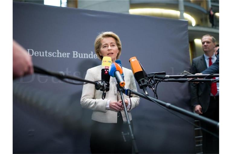 Verteidigungsministerin Ursula von der Leyen äußert sich bei der Ankunft zur Sitzung des Verteidigungsausschusses. Foto: Bernd von Jutrczenka