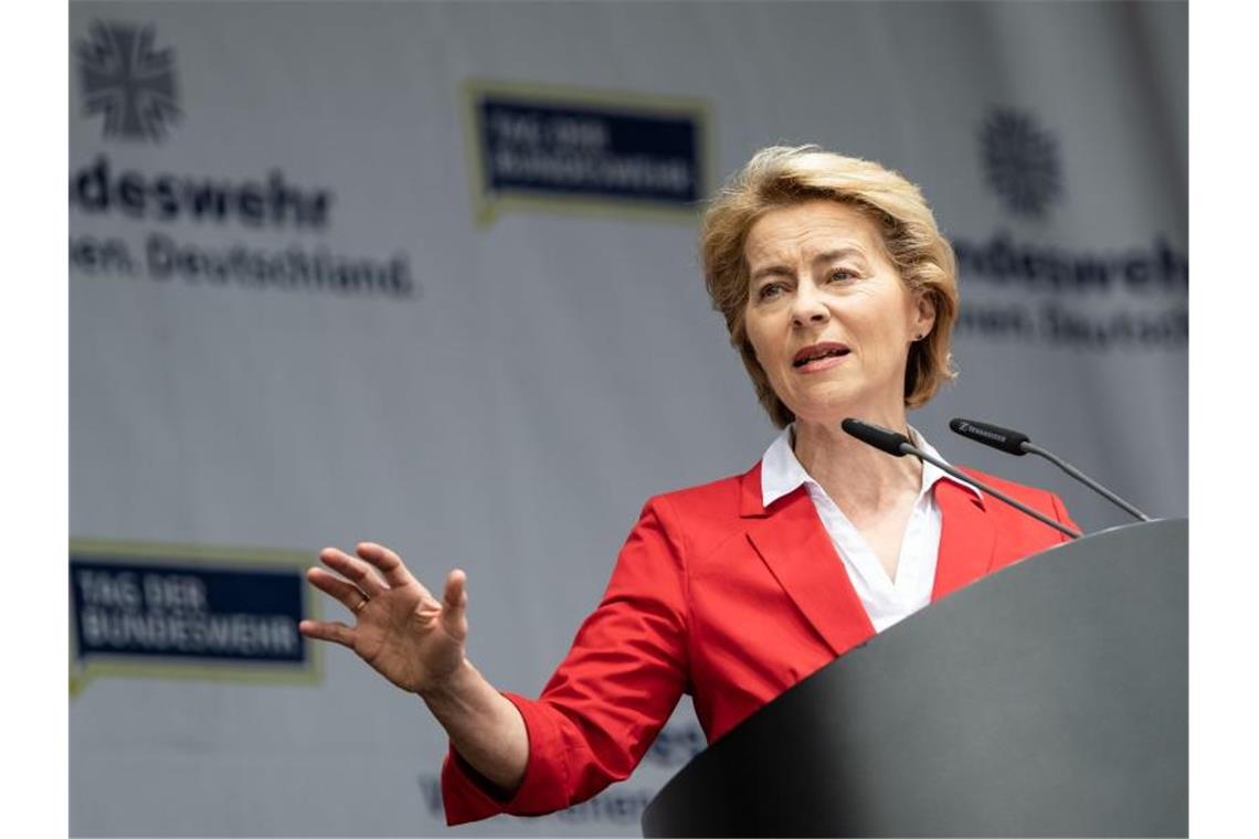 Merkel: Bundeswehr hatte viele Jahre lang zu wenig Geld Verteidigungsministerin Ursula von der Leyen (CDU) spricht während der Feierlichkeiten am Tag der Bundeswehr auf dem Gelände des Fliegerhorstes Faßberg. Foto: Peter Steffen
