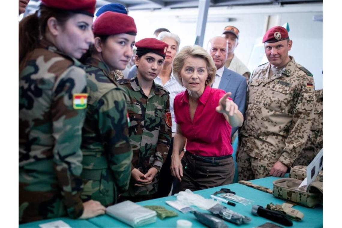 Verteidigungsministerin Ursula von der Leyen (M) bei einem Besuch im Logistiklager M4-Ausbildungs- und Lehrwerkstatt in Erbil im September 2018. Foto: Kay Nietfeld