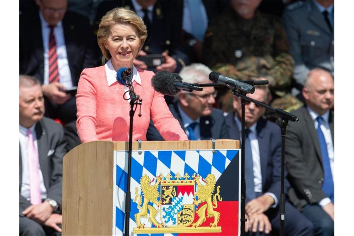 Verteidigungsministerin Ursula von der Leyen spricht anlässlich der Indienststellung des Landesregimentes Bayern für den Heimatschutz. Foto: Timm Schamberger