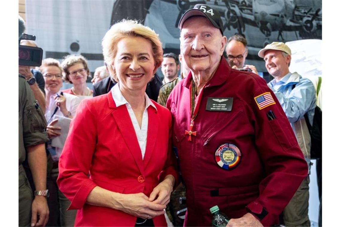 Merkel: Bundeswehr hatte viele Jahre lang zu wenig Geld Verteidigungsministerin Ursula von der Leyen spricht mit Gail S. Halvorsen, ehemaliger Pilot der United States Air Force, der „candy bomber“ genannt wurde. Foto: Peter Steffen