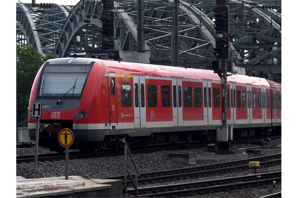 Verteidigungsministerium Annegret Kramp-Karrenbauer hat die Idee von Gratis-Bahnfahrten für Soldaten in Uniform ins Gespräch gebracht, um die Sichtbarkeit der Bundeswehr zu erhöhen. Foto: Henning Kaiser