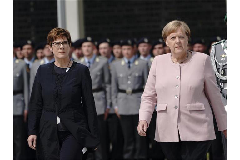 Verteidiungsministerin Annegret Kramp-Karrenbauer und Bundeskanzlerin Angela Merkel bei der Feierstunde in Berlin. Foto: Michael Kappeler