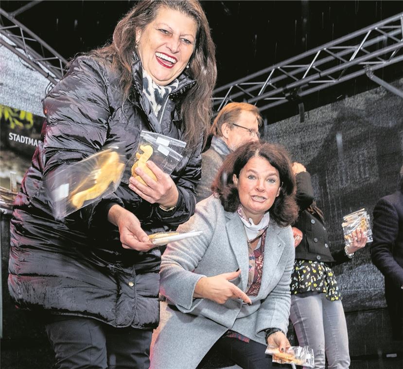 Verteilten gebackene Gänse: die Stadträtinnen Ingrid Beerkircher (links) und Sabine Kutteroff.
