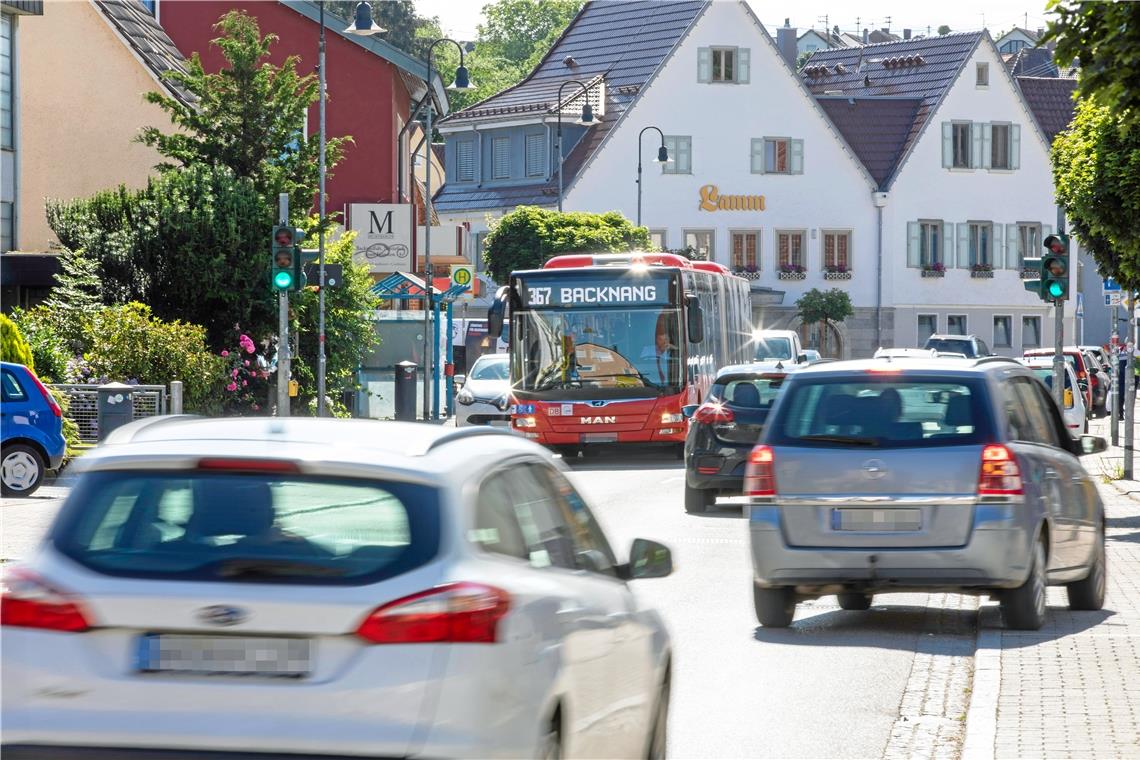 „Mobilität ist mehr als bloß Auto“ Verträgliches Miteinander im Blick: Auf der Ortsdurchgangsstraße ist vor allem zu bestimmten Zeiten sehr viel los. Aspach erarbeitet nun ein Verkehrskonzept. Foto: A. Becher