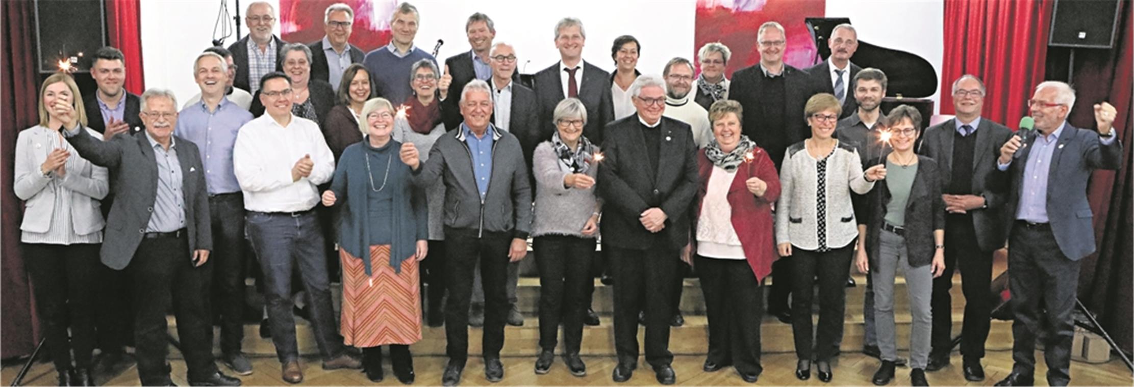 Vertreter der Caritas, des katholischen Dekanats und von 25 Kirchengemeinden feiern die Gründung ihrer Kinderstiftung. Foto: A. Palmizi