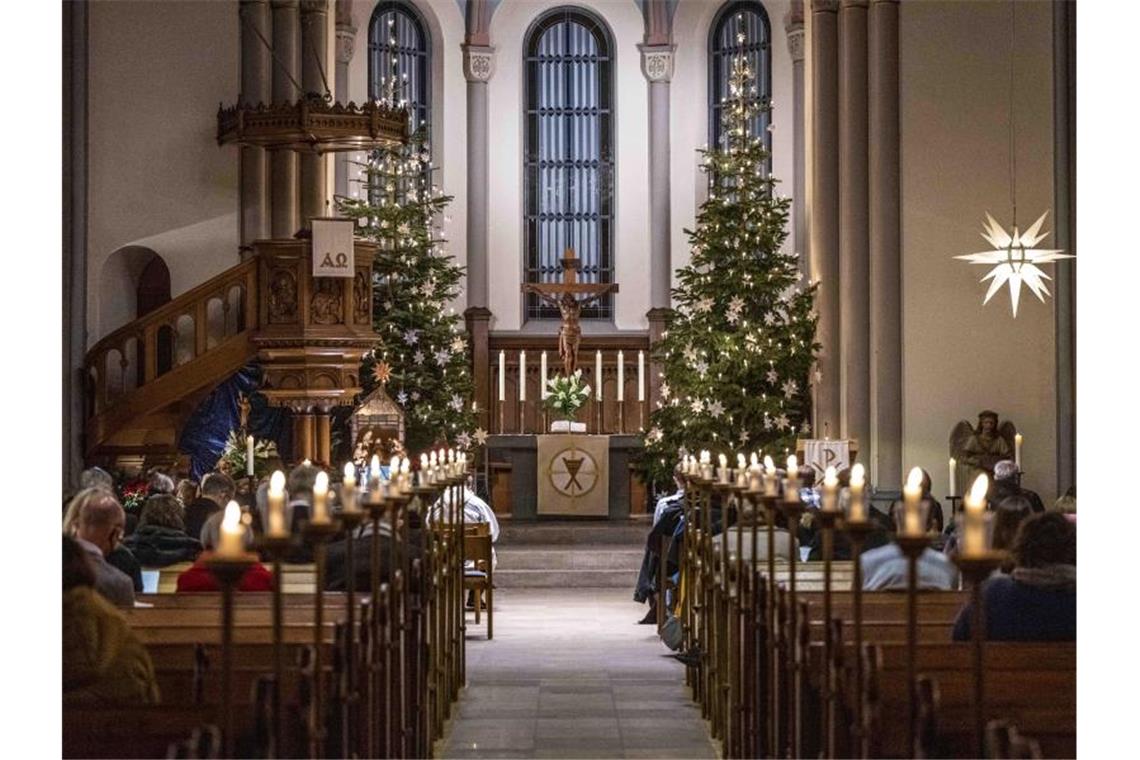 Kirchen thematisieren Corona und Leid von Flüchtlingen Vertreter der Kirchen haben in Weihnachtsgottesdiensten die Corona-Pandemie und Flüchtlinge in den Mittelpunkt gerückt. Foto: David Inderlied/dpa