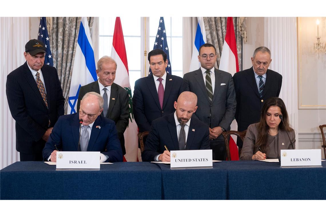 Vertreter des Libanons und Israels unterzeichnen ein Rahmenabkommen in Washington.