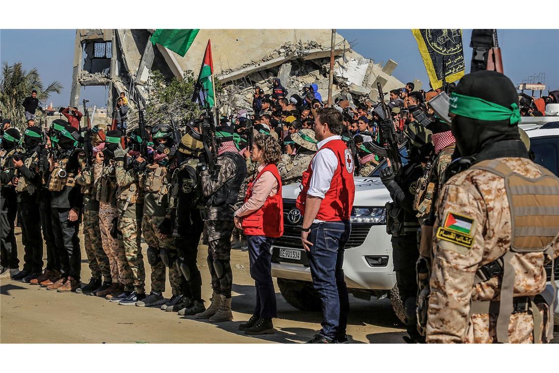 Islamisten lassen drei weitere Geiseln im Gazastreifen frei Vertreter des Roten Kreuzes warten zusammen mit Kämpfern islamistischer Terrorgruppen.