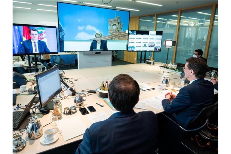 Vertreter von Bund und Ländern beraten in der Landesvertretung von Nordrhein-Westfalen und via Videokonferenz über neue Coronamaßnahmen in Deutschland. Foto: Bernd von Jutrczenka/dpa Pool/dpa