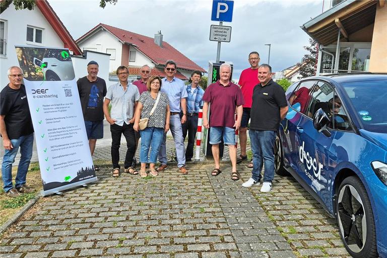 Vertreter von Deer, der Gemeinde Kirchberg sowie interessierte Bürgerinnen und Bürger bei der Standorteröffnung. Foto: Gemeinde Kirchberg