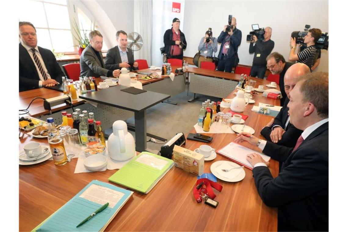 Vertreter von Die Linke, SPD, Bündnis 90/Die Grünen und CDU sitzen bereits am 19. Februar für Gespräche zusammen. Foto: Bodo Schackow/dpa-Zentralbild/dpa