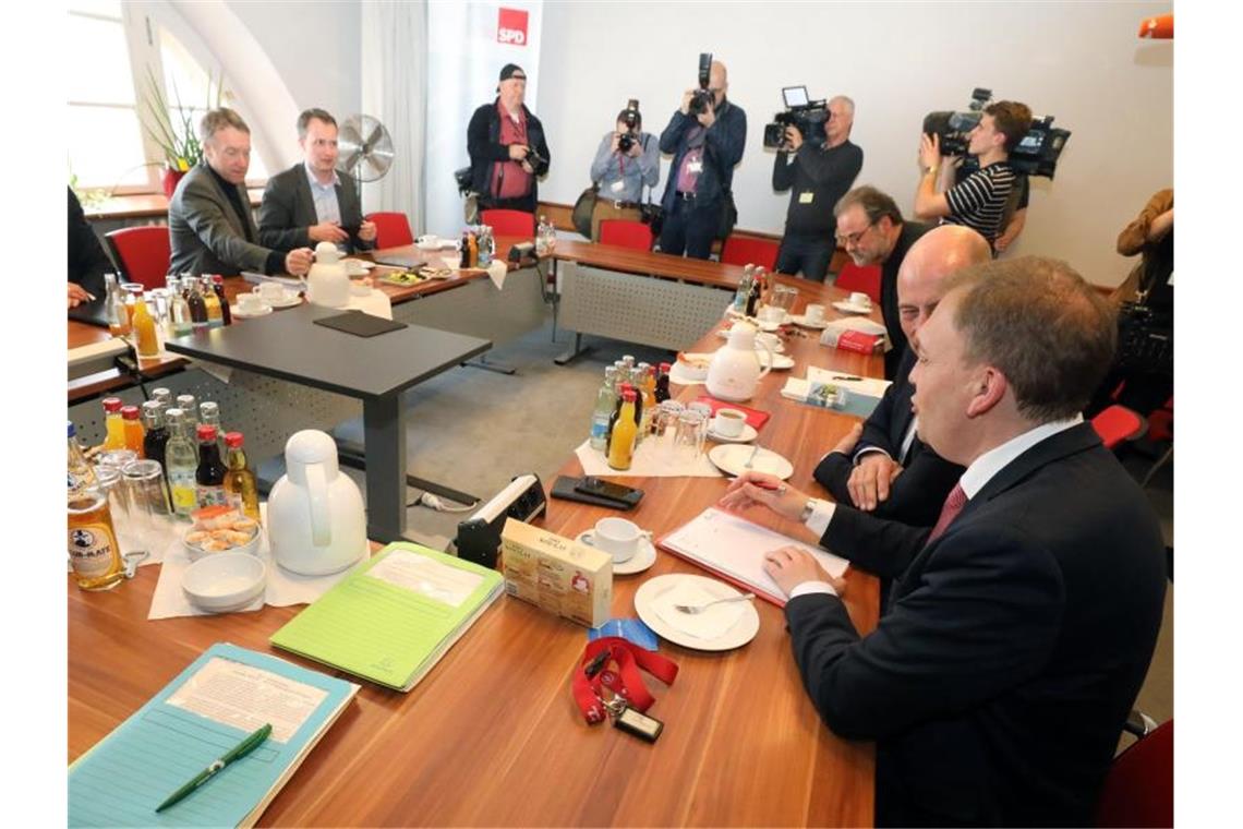 Vertreter von Linke, SPD, Grünen und CDU bei Gesprächen im Landtag. Foto: Bodo Schackow/dpa-Zentralbild/dpa